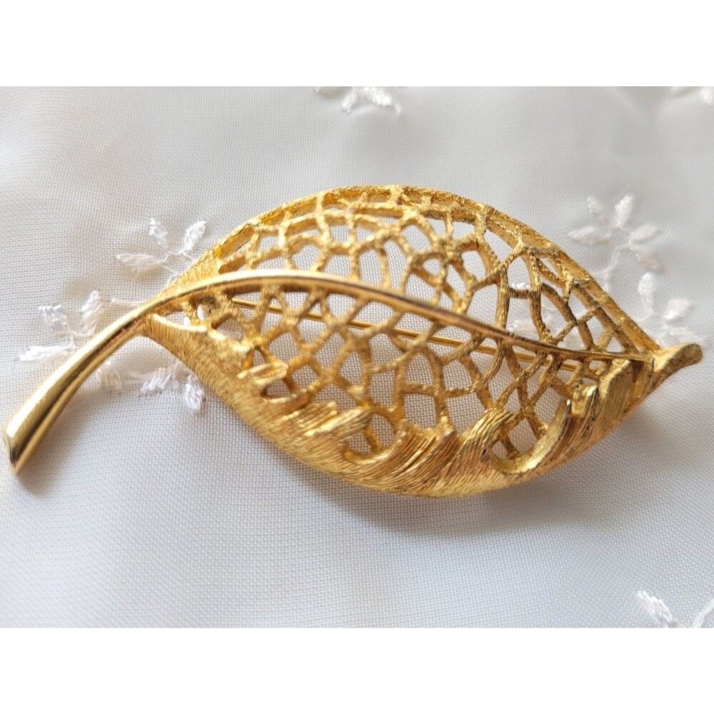 MAMSELLE Filigree Leaf Brooch Pin Textured Elvish Vintage Goldtone